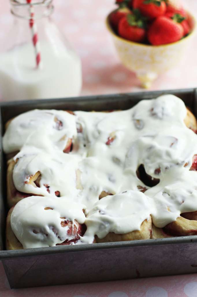 strawberry rolls with cream cheese frosting