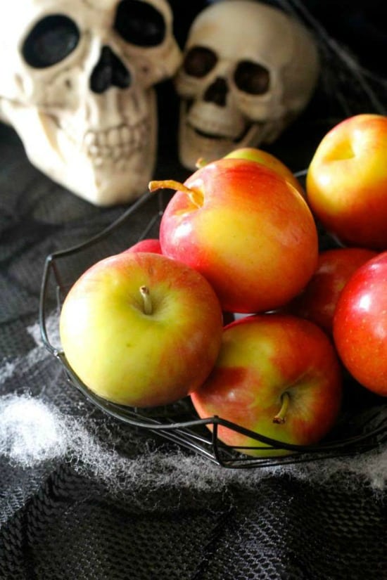 vampire apple pie milkshakes are like red candy apples meet apple pie a la mode! #smoothie #pie #halloween #spooky #halloweenfood #halloweentreats 