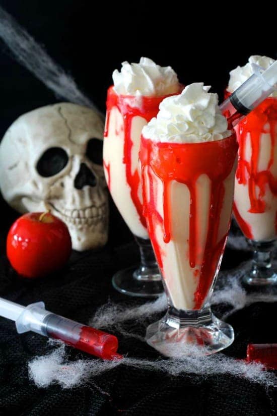 vampire apple pie milkshakes are like red candy apples meet apple pie a la mode! #smoothie #pie #halloween #spooky #halloweenfood #halloweentreats