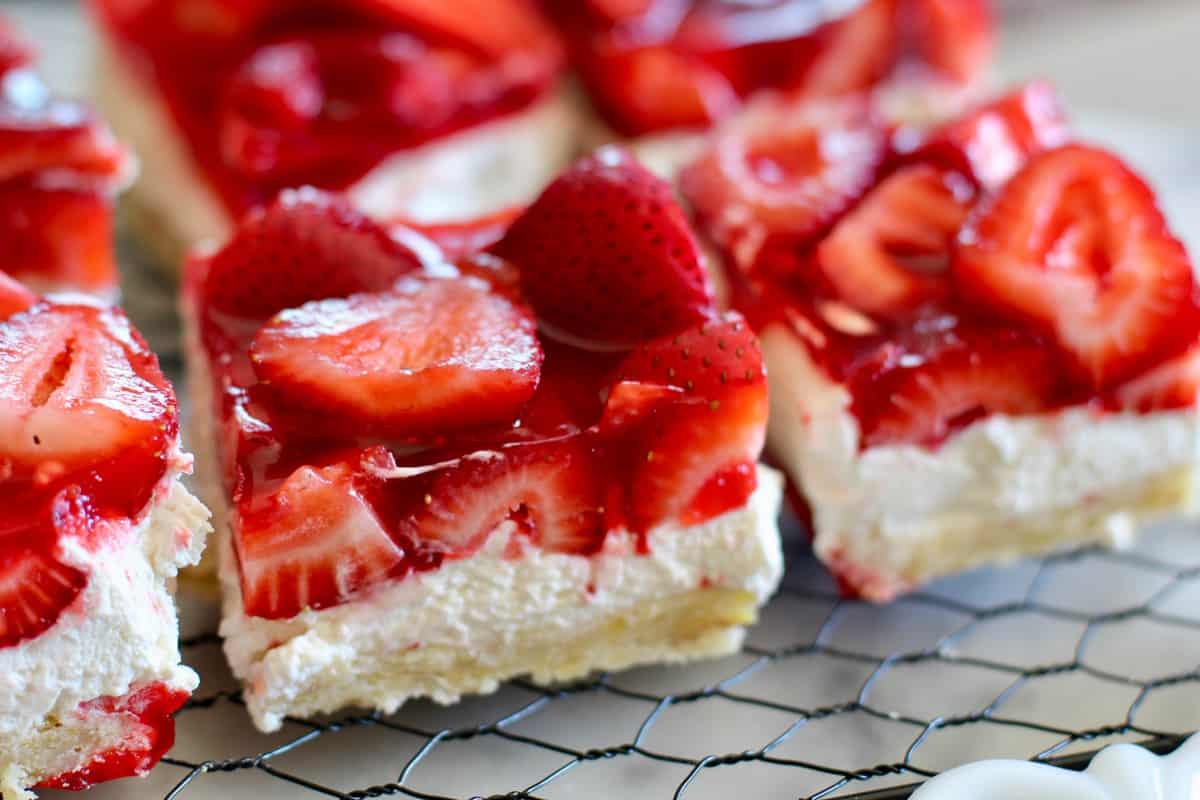 strawberry cheesecake crumble bars