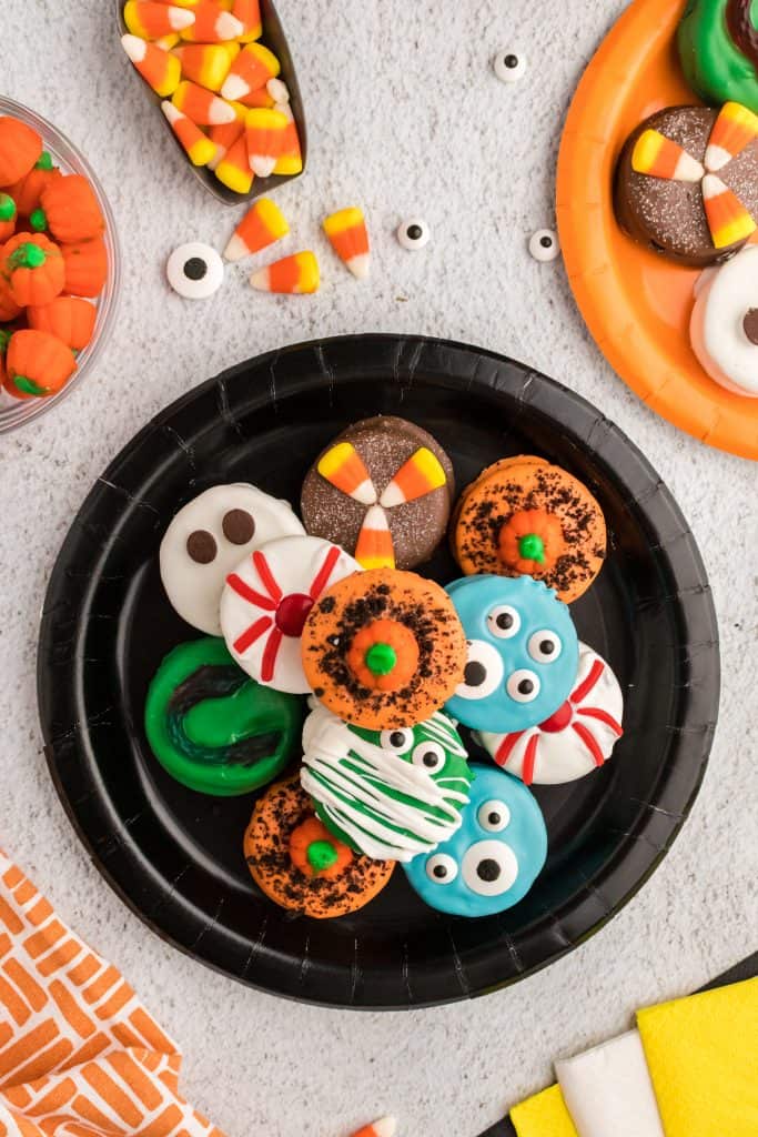 black plate of halloween dipped Oreos 