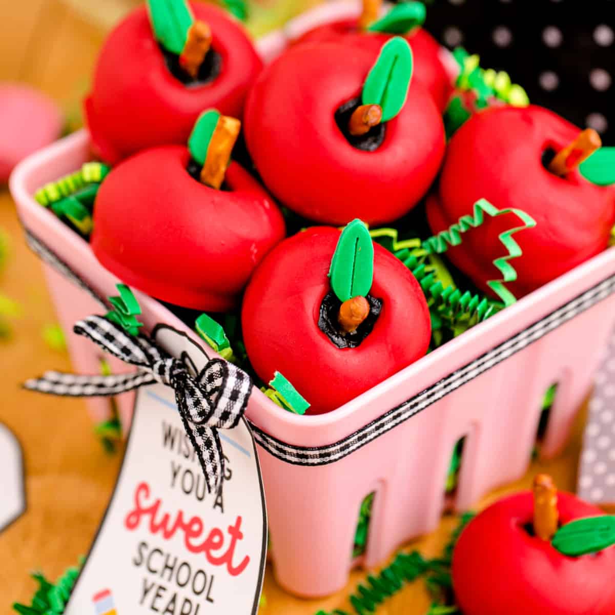 An apple for the teacher. Cake pops for an end of the year gift. Apple cake  pops. | Apple cake pops, Teacher cakes, Cake pops