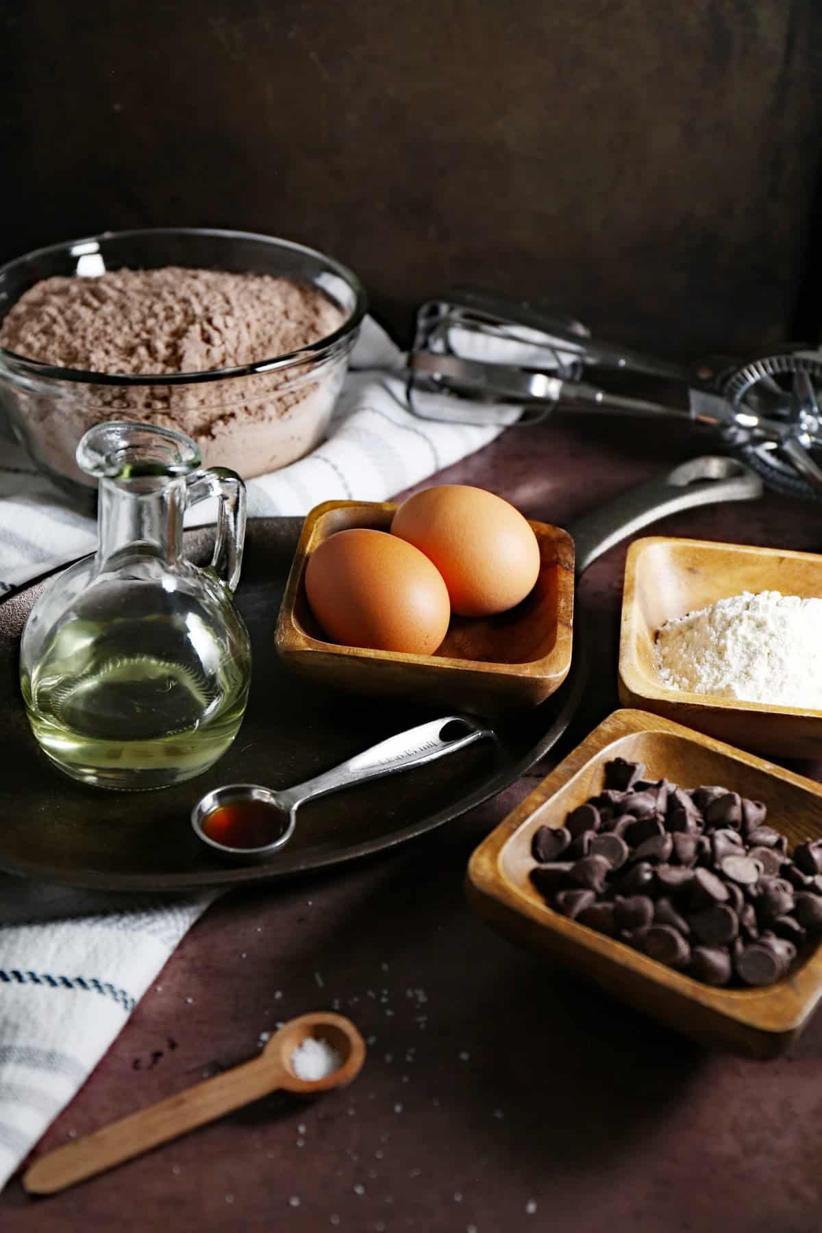 Ingredients to make these cookies in small wooden bowls. 